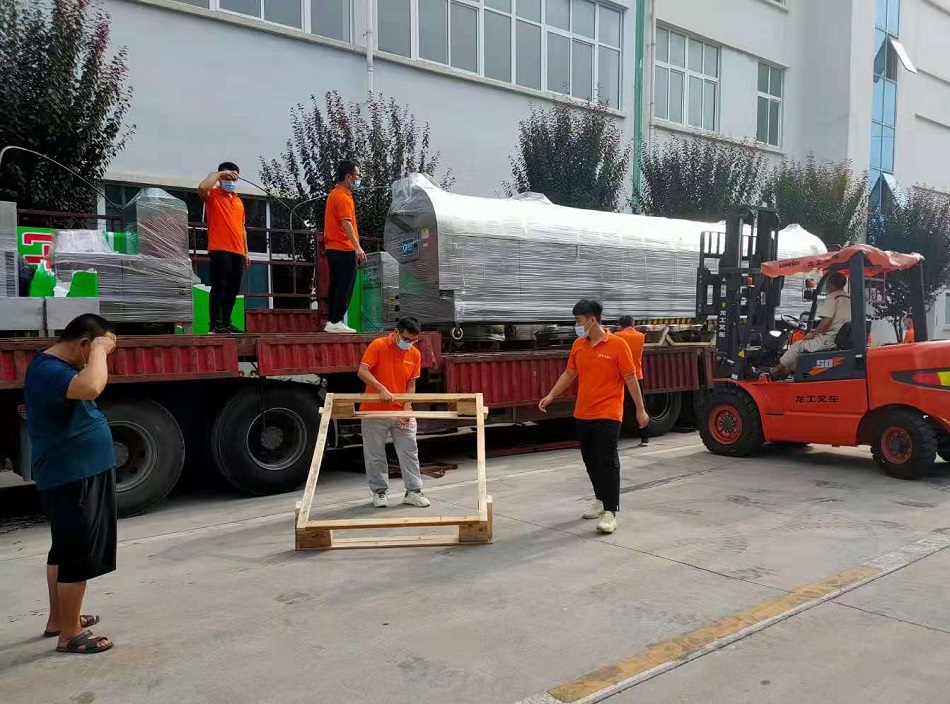 8月14日 许昌智工两套8米电磁流水线炒货设备分别发往青岛和新疆