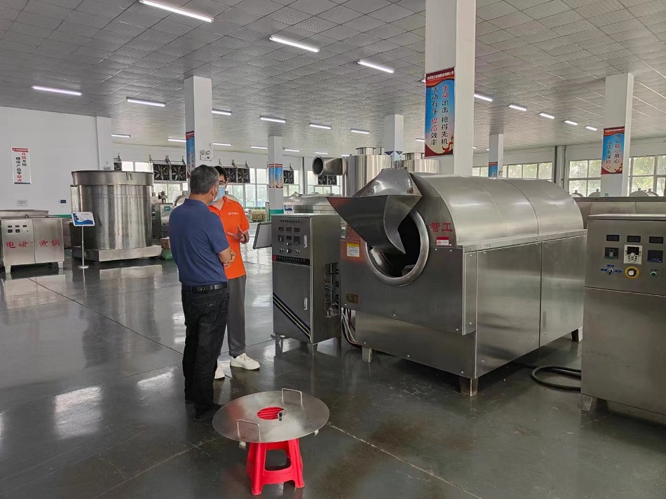 6月11日，湖南客户来厂考察中型电磁炒货机