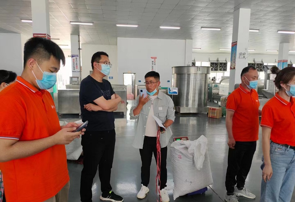 6月份 多地客户陆续光临许昌智工考察试机电磁炒货机