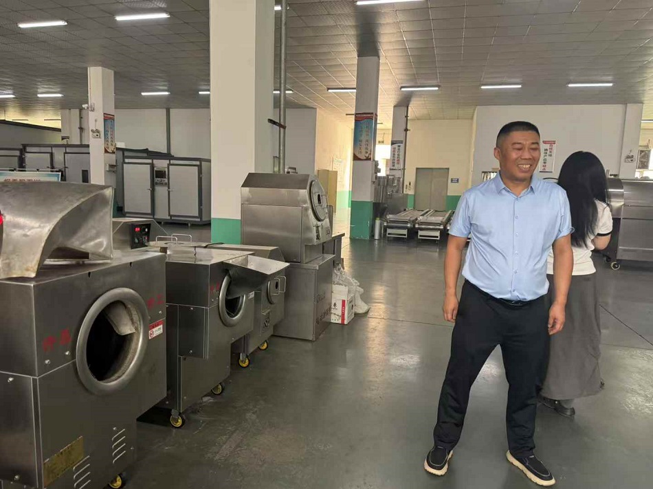 河南客户光临许昌智工考察多功能电磁炒货机