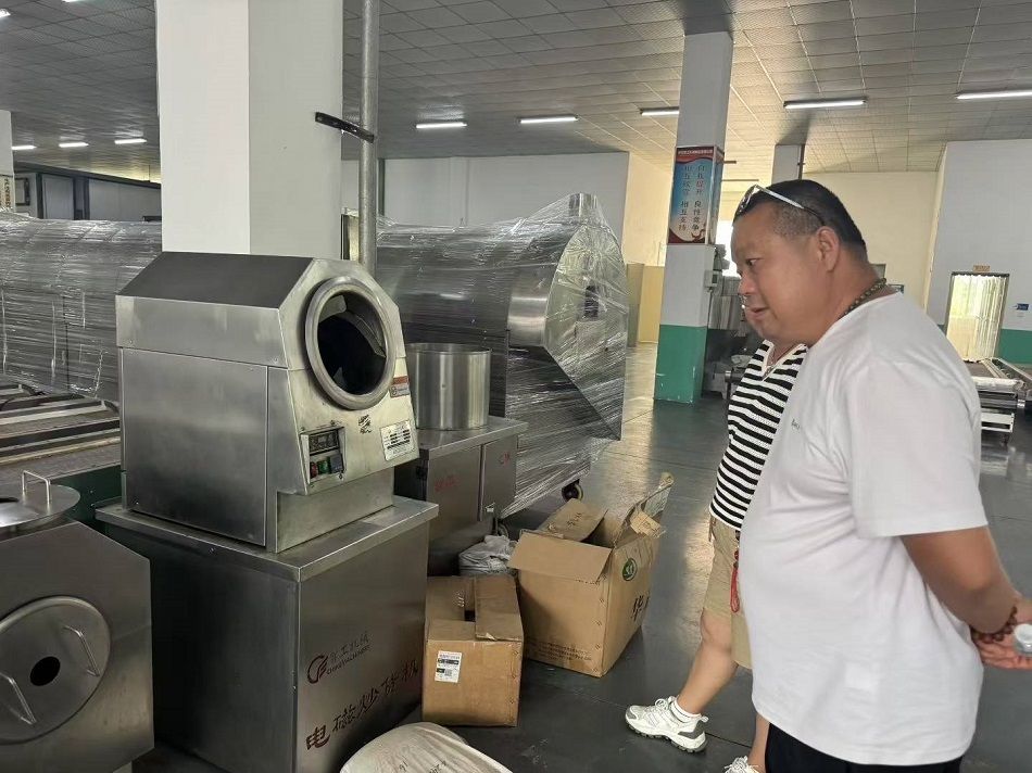 郑州客户光临许昌智工考察小型电磁炒货机