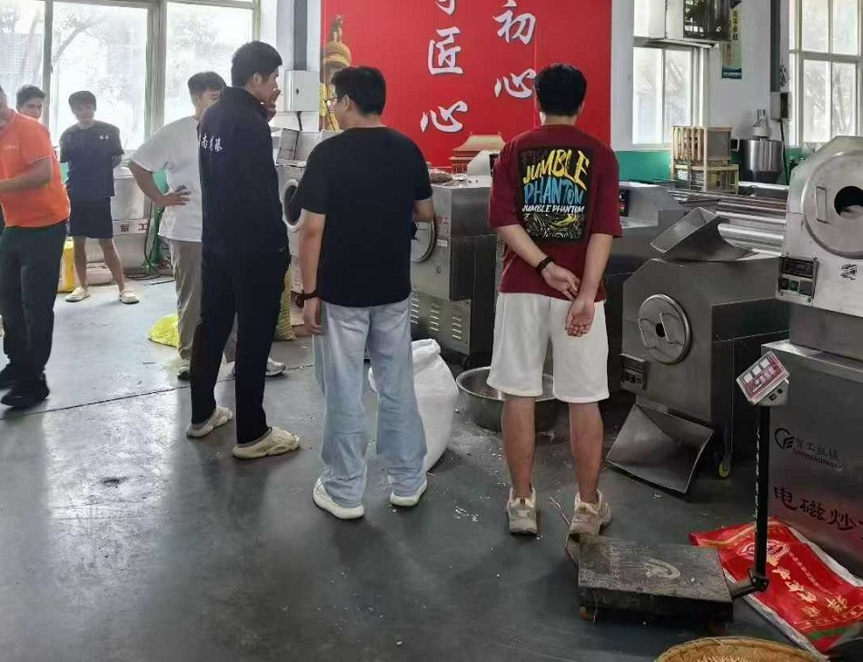 海南和浙江客户同时光临许昌智工考察电磁炒货机