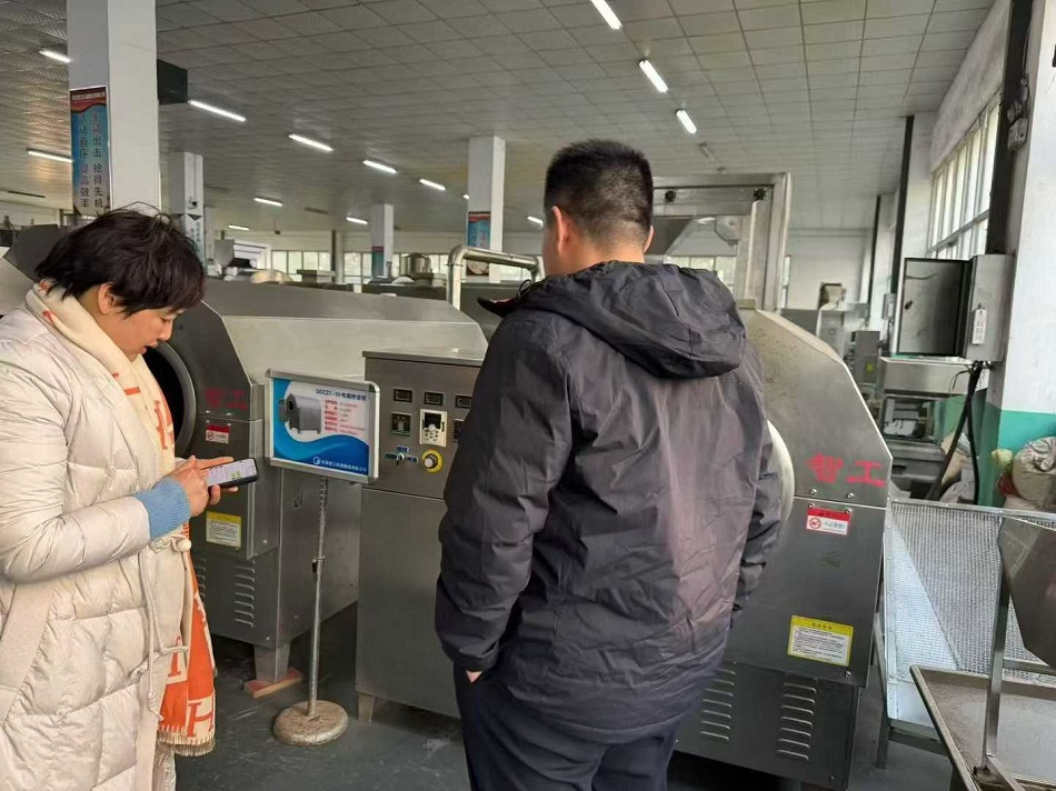 安徽亳州客户考察试机许昌智工中型电磁炒货机