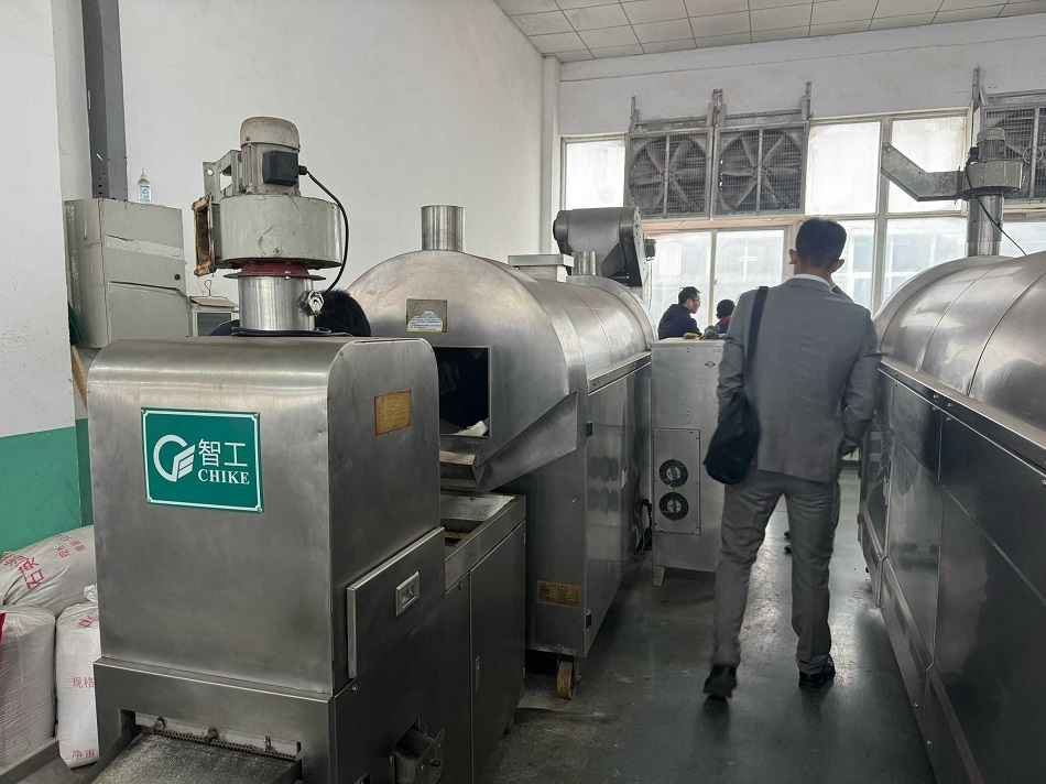 甘肃兰州客户试机两米流水线电磁炒货机膨化苦荞片