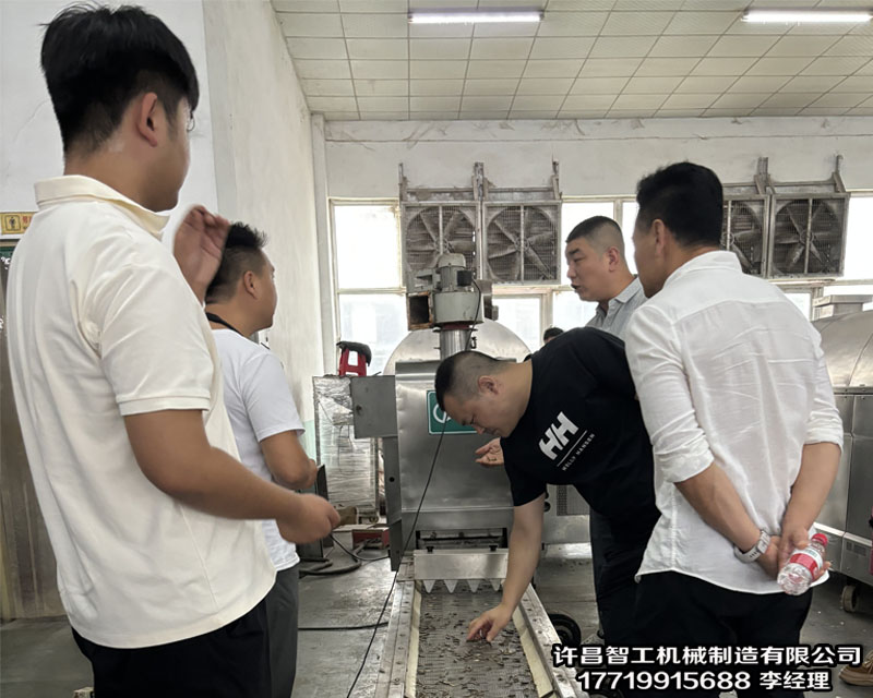 7月18日 东北客户来厂试机两米全套···